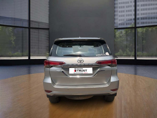 TOYOTA FORTUNER 4*2 AT 5876