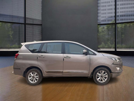 Second Hand Innova Crysta 2.4 G MT 8STR