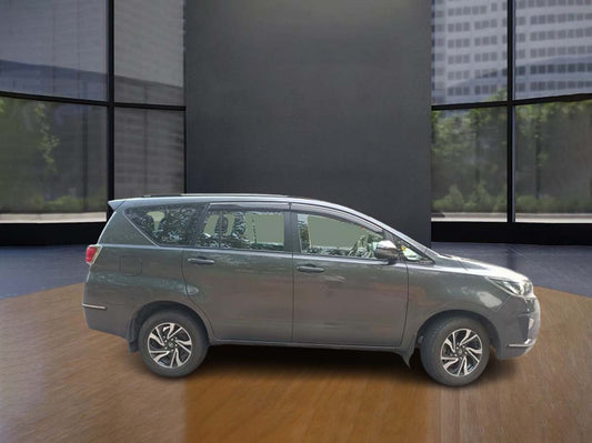 Second Hand Innova Crysta 2.7 G AT 2022