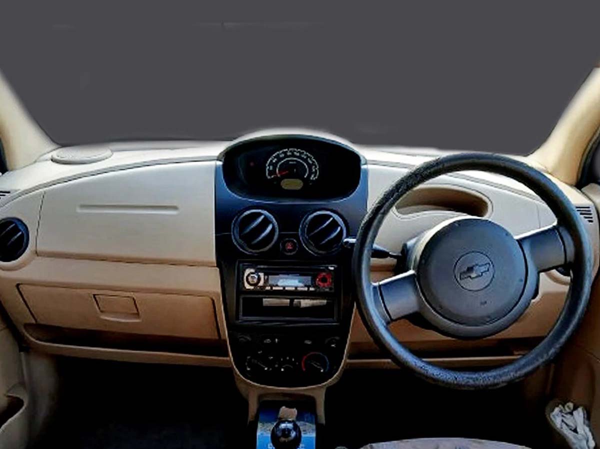 MAHINDRA XUV 300 W6 PM 5839