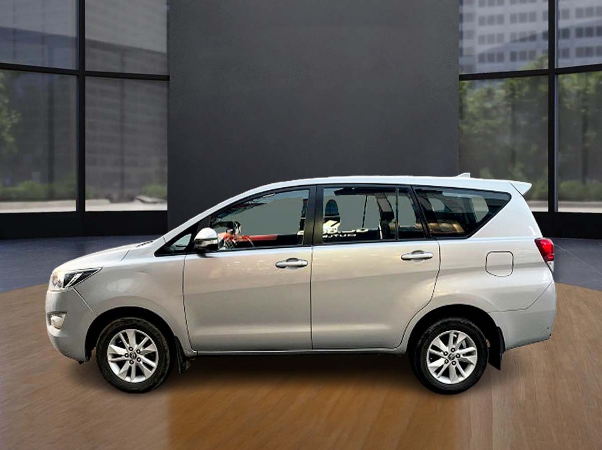 Second Hand Toyota Innova Crysta 2.4 G – Spacious Manual Diesel MPV for Sale