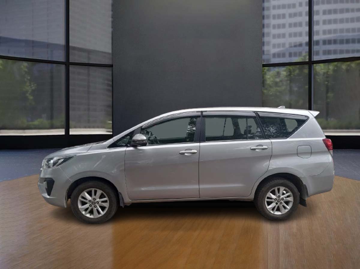Toyota Innova Crysta 2.4 G 7STR – Used Diesel MPV with Manual Transmission