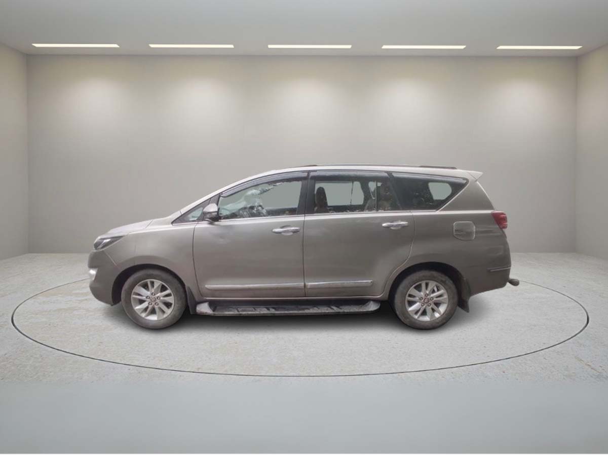 TOYOTA INNOVA CRYSTA 2.4 V MT 2018