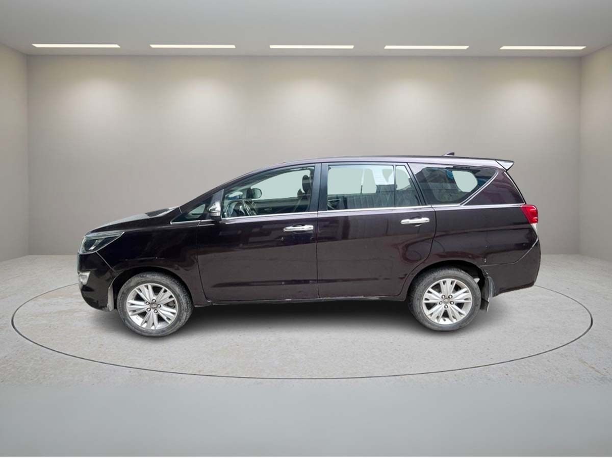 TOYOTA INNOVA CRYSTA 2.8 Z AT 2016