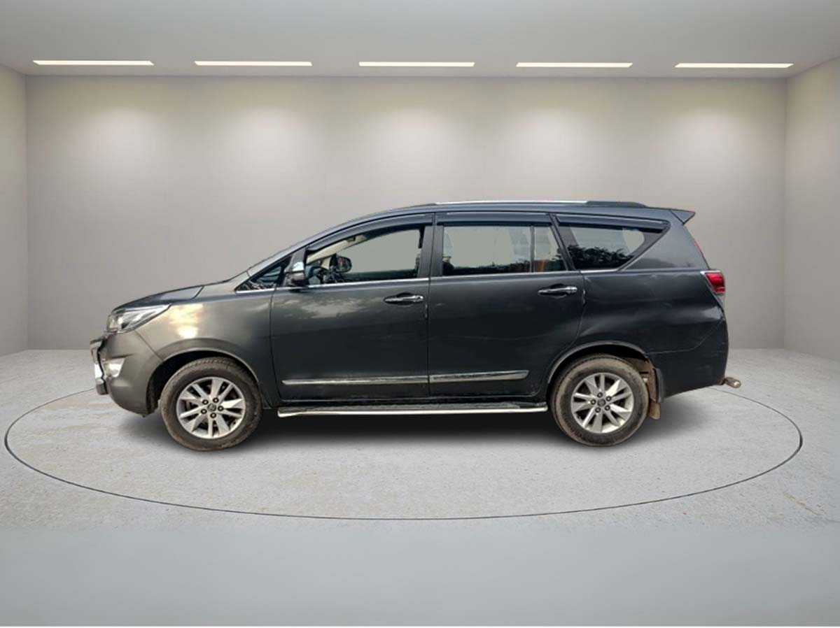 TOYOTA INNOVA CRYSTA 2.8 G AT 2017