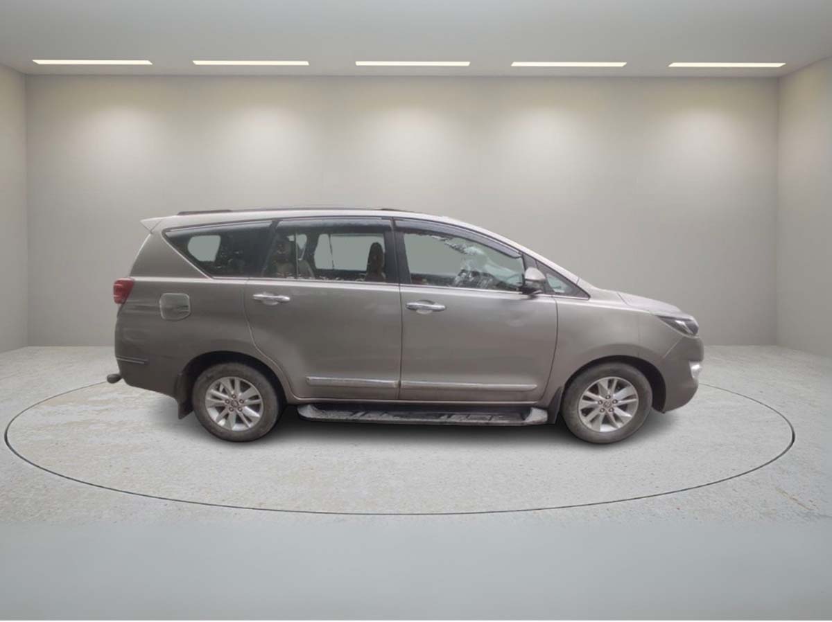 TOYOTA INNOVA CRYSTA 2.4 V MT 2018