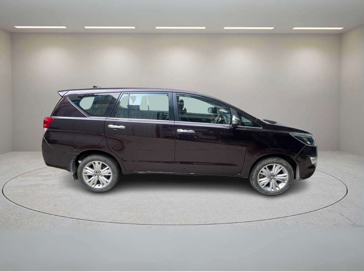 TOYOTA INNOVA CRYSTA 2.8 Z AT 2016