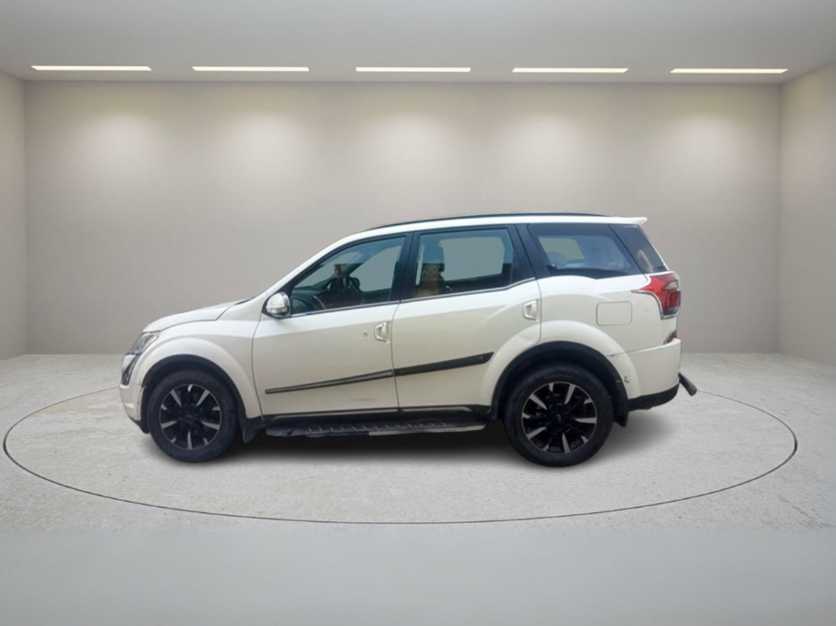 MAHINDRA XUV500 W11 2021